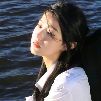 她从火光中走来